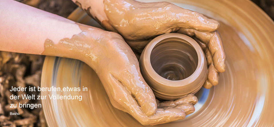 toepfernde Hände formen ein Gefaess